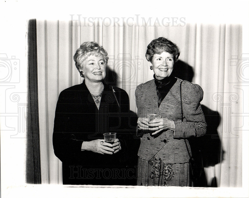 1989 Press Photo Barbara Smith Lucy McNeal Cobo Hall - Historic Images