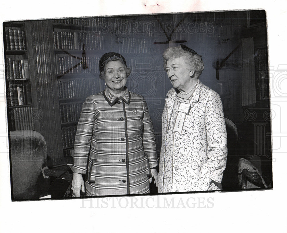 1971 Press Photo Mrs. Frederick Garrison, - Historic Images