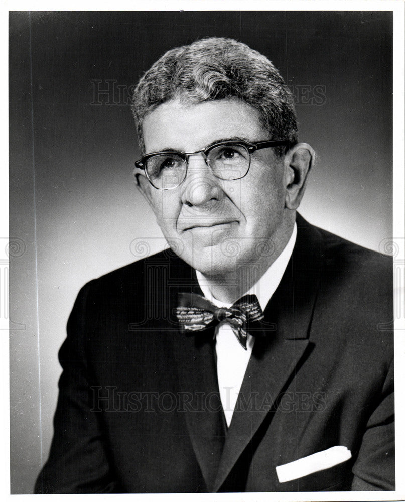 1963 Press Photo William McNary Blue Cross healthcare - Historic Images