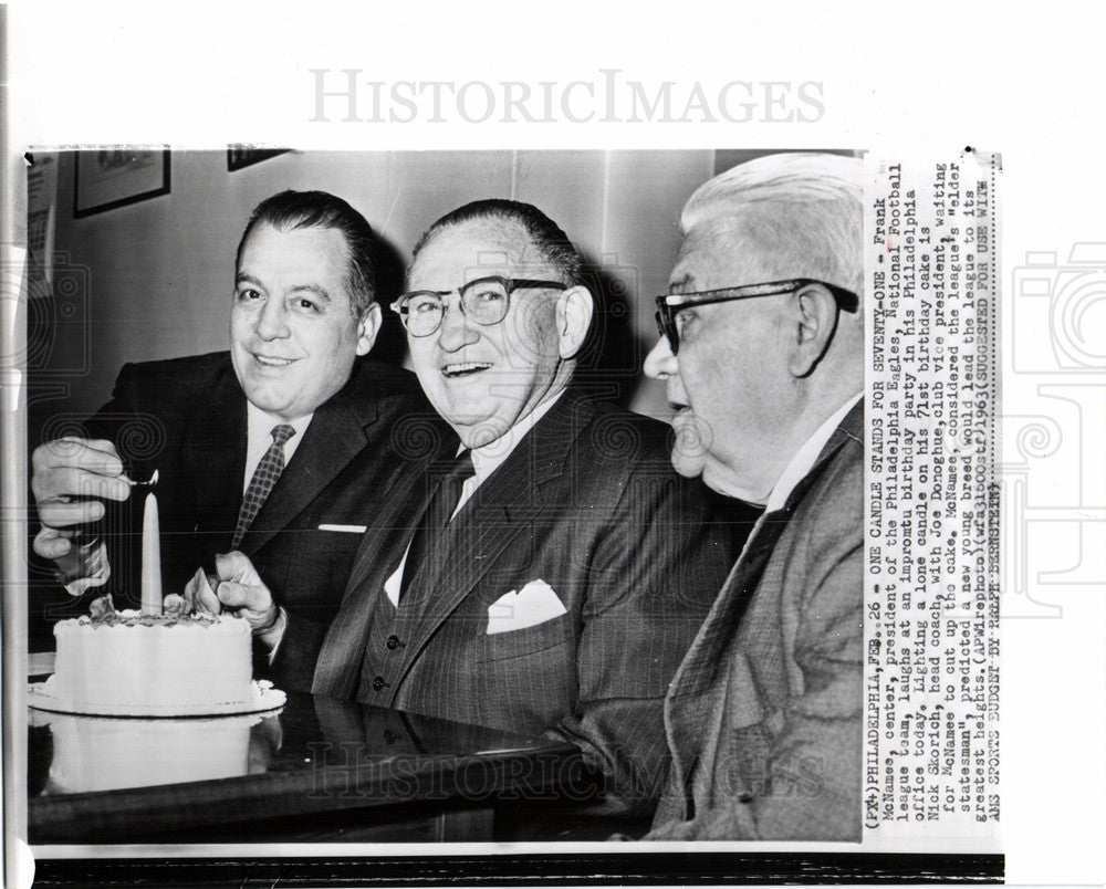 1963 Press Photo Frank McNamee Pres. Philadellphia Eagl - Historic Images