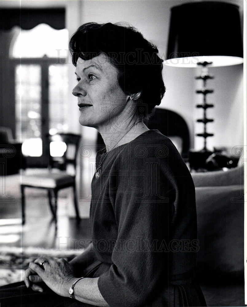 Press Photo Margaret McNamara wife Robert reading - Historic Images