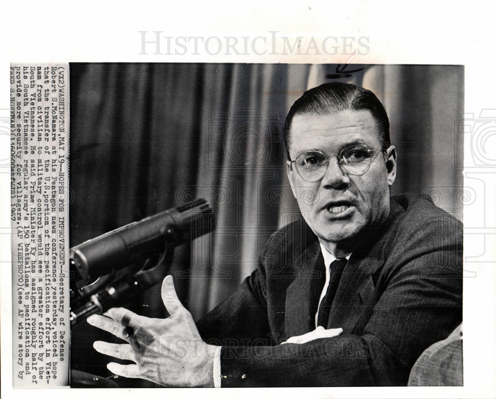 1967 Press Photo Robert McNamara Pentagon conference - Historic Images