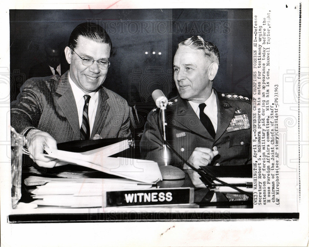 1963 Press Photo Robert McNamara Defense Chief aid - Historic Images