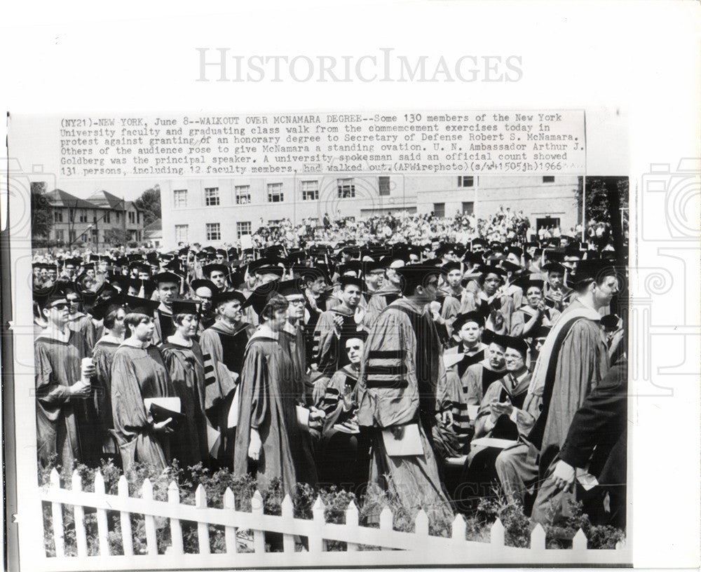 1966 Press Photo WALKOUT OVER MCNAMARA DEGREE - Historic Images