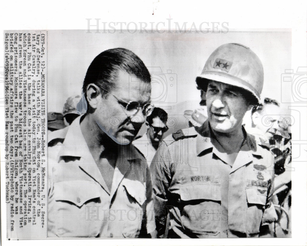 1966 Press Photo Robert McNamara visit Vietnam Norton - Historic Images