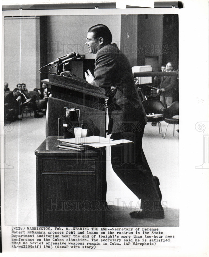 1963 Press Photo Robert MacNamara, Cuba-Soviet weapons - Historic Images