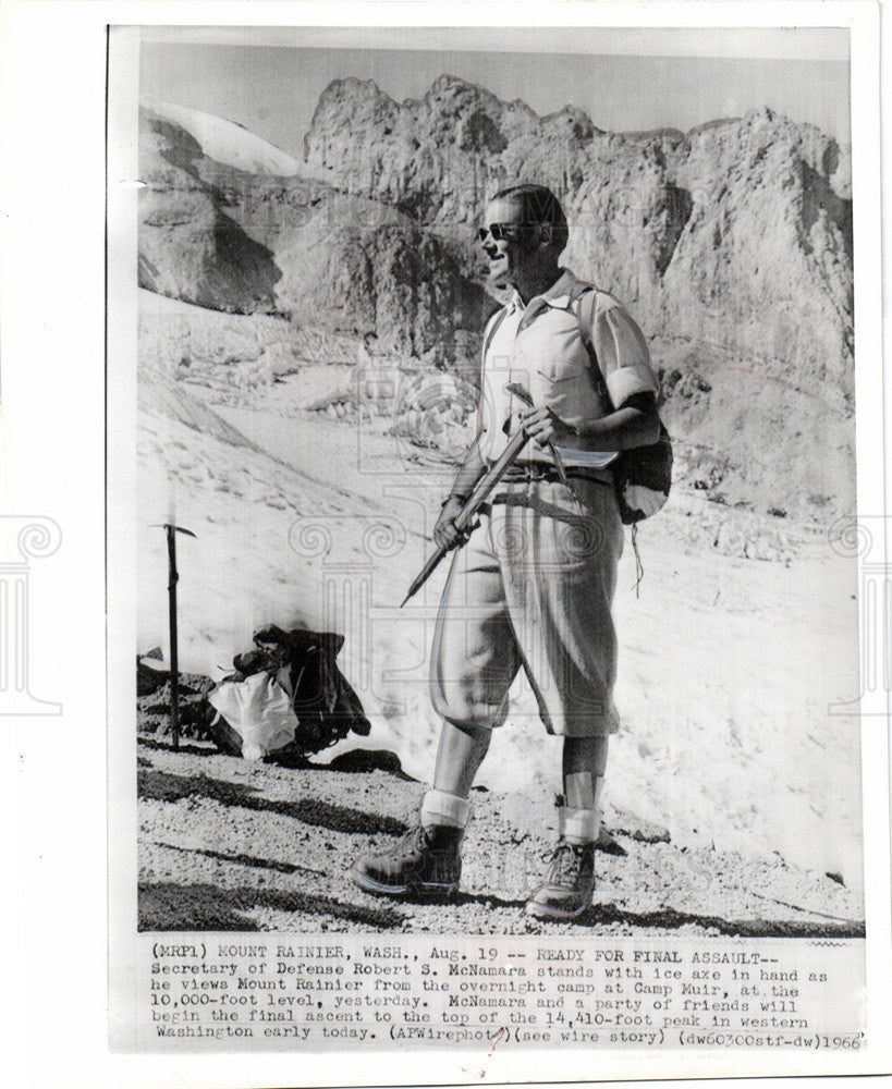 1966 Press Photo Mt. Rainier Robert McNamara Camp Muir - Historic Images