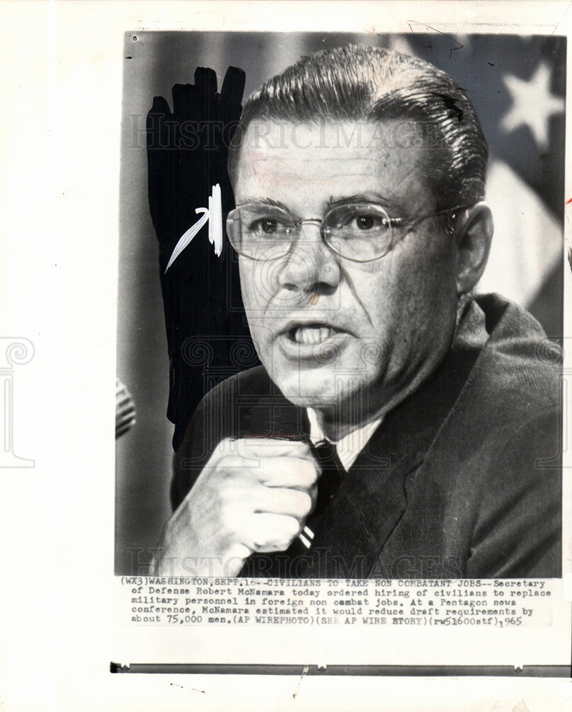 1965 Press Photo Defense Secretary Robert McNamara - Historic Images