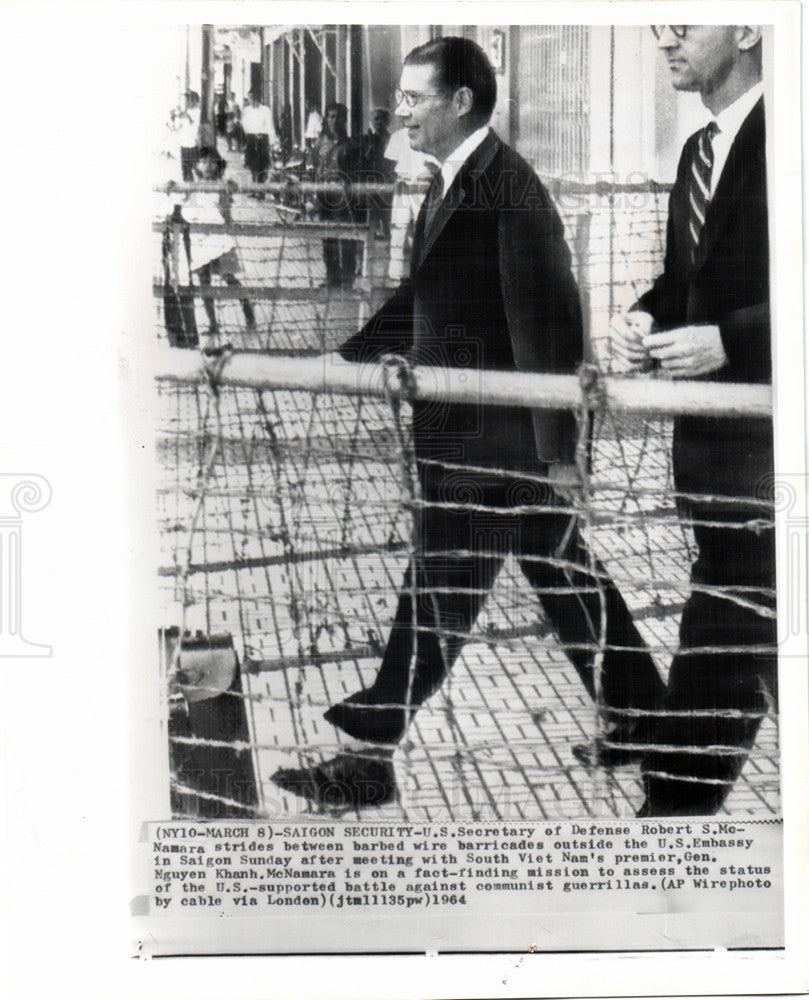 1964 Press Photo Saigon Robert S. McNamara US Defense - Historic Images