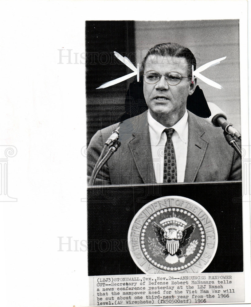 1966 Press Photo Robert McNamara Defense Secretary - Historic Images