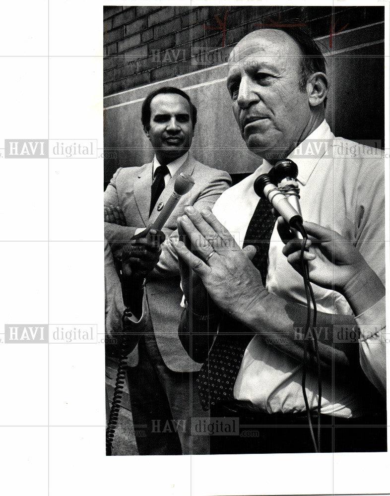 1982 Press Photo Jamil Akhtar Ed McNamara jail tax hike - Historic Images