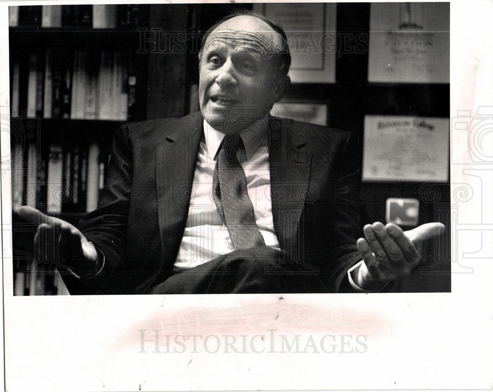 1990 Press Photo Edward H.McNamara mayor Livonia USA - Historic Images