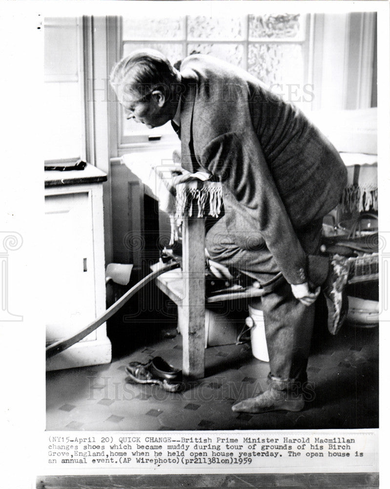 1959 Press Photo HAROLD MACMILLAN CHANGES SHOES - Historic Images