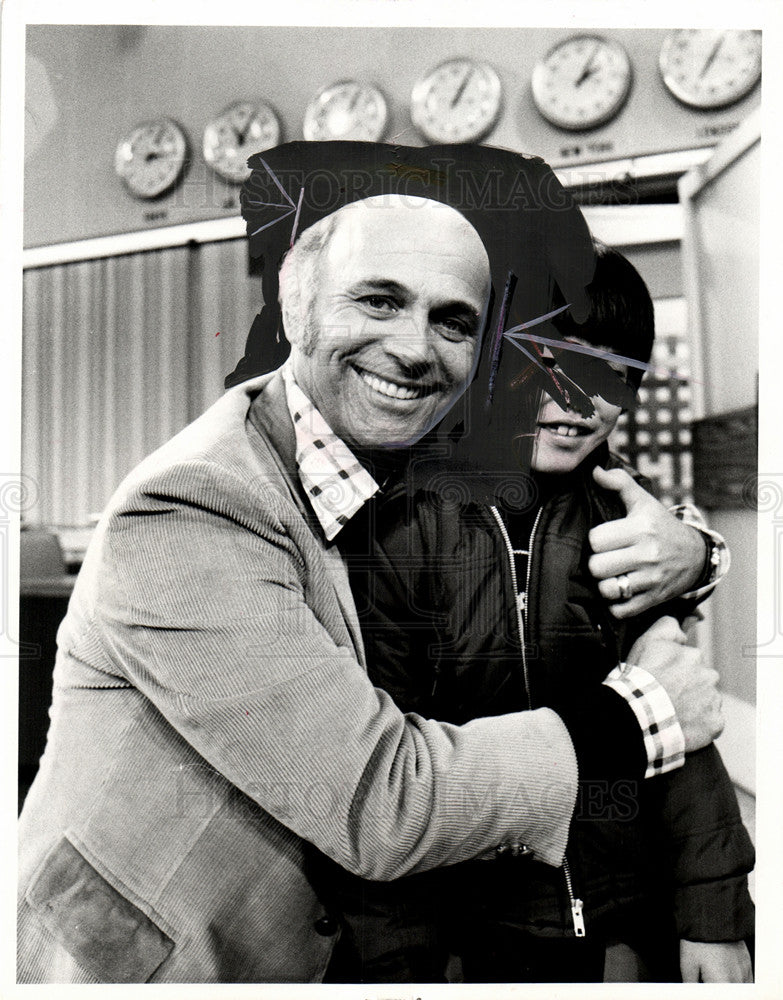 Press Photo Gavin MacLeod hugs adopt CBS-TV show - Historic Images