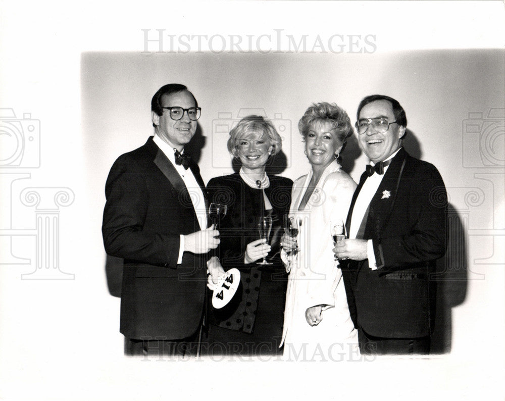 1988 Press Photo Robert Machus Nina Norman Peslar Rose - Historic Images