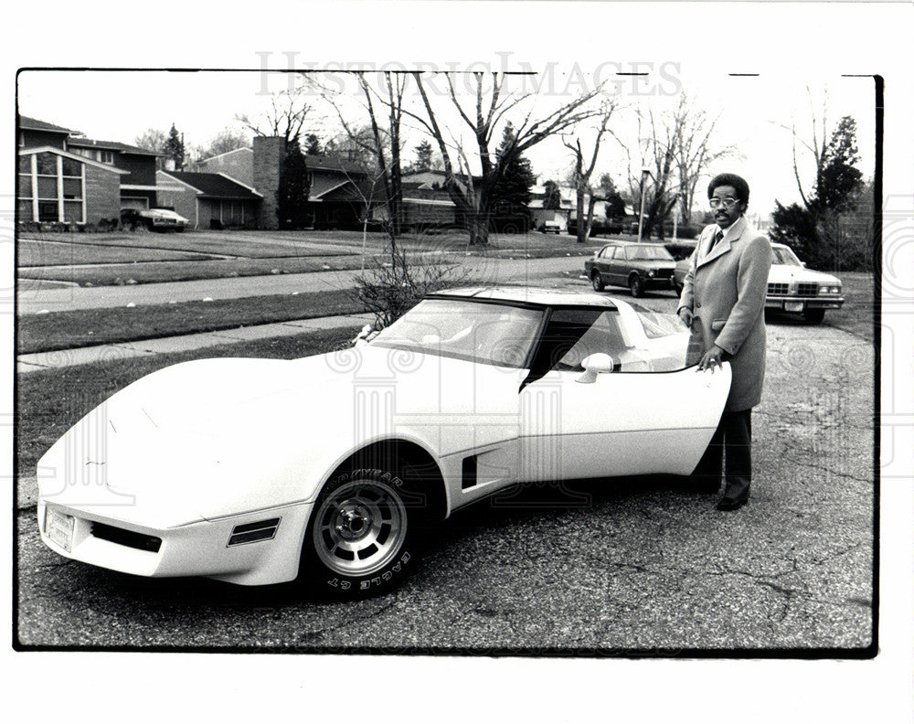 1982 Press Photo Man with Corvette Car - Historic Images