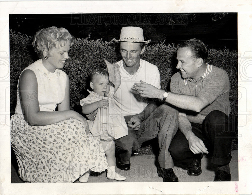 1959 Press Photo janet and johnny mcmullen, child - Historic Images