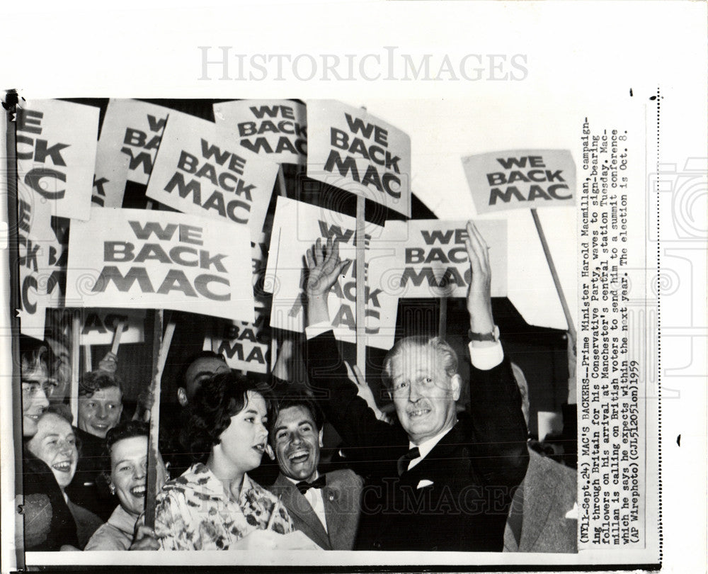 1959 Press Photo Prime Minister Harold Macmillan signs - Historic Images