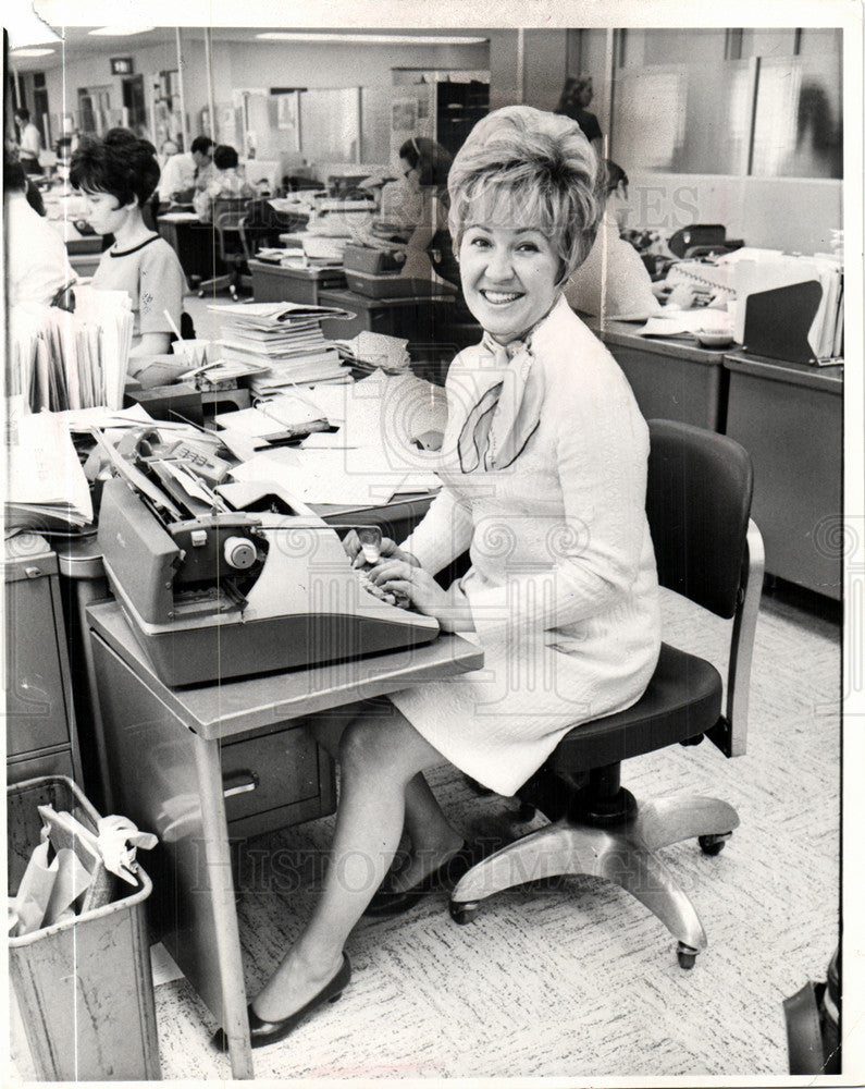 1969 Press Photo Glenna Mc Whirter office - Historic Images