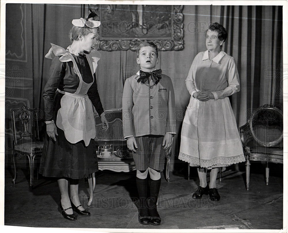 1953 Press Photo Stage Play Mrs McThing Paula Trueman - Historic Images