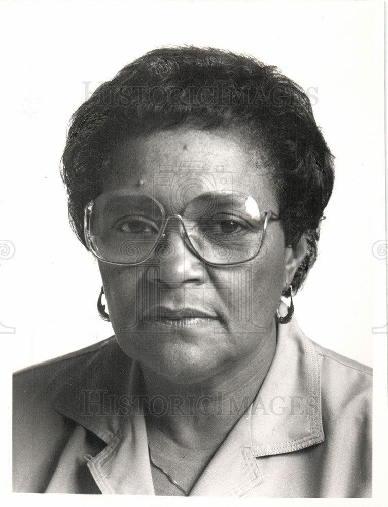 Press Photo Woman Poses For Headshot - Historic Images