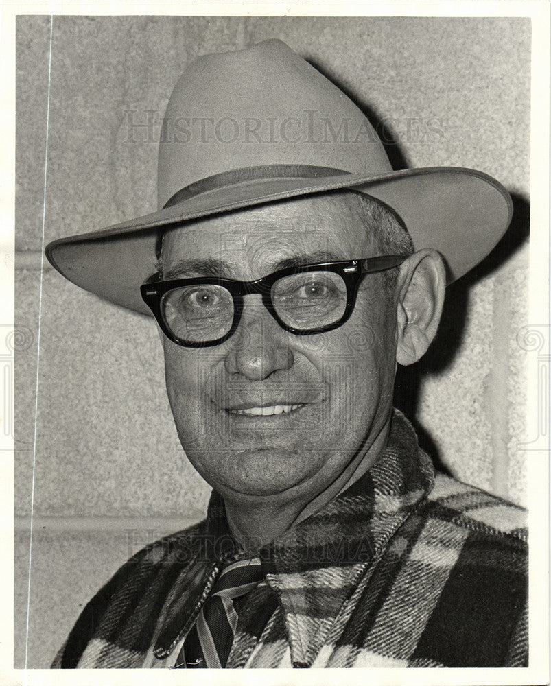 1975 Press Photo Mac McQuarrie Paddock Judge - Historic Images