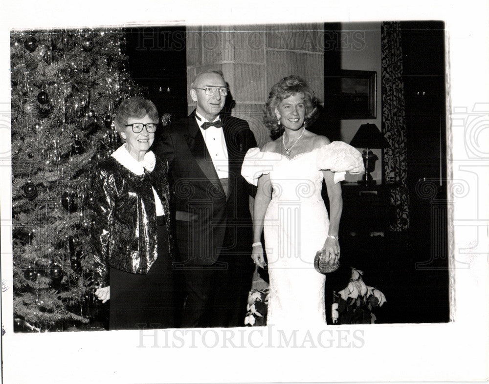 1989 Press Photo White Christmas Ball Sister McQuade - Historic Images