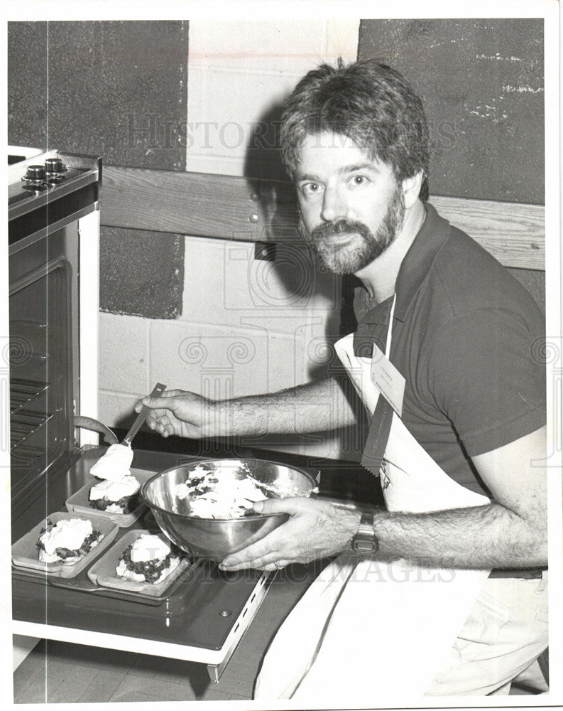 1984 Press Photo Baked Chicken Alaska - Historic Images