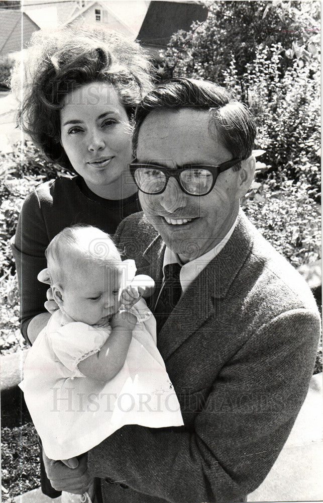 1968 Press Photo James Magmer, Lois, adopted Laura - Historic Images