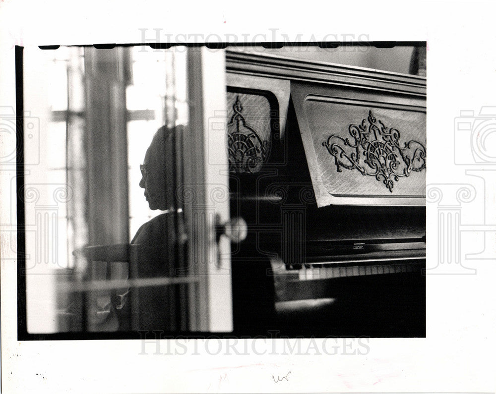 Press Photo Poet Naomi Madgett reflection piano - Historic Images