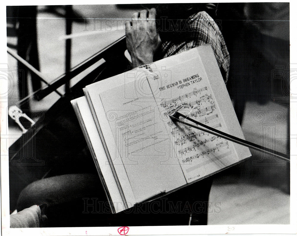 1990 Press Photo Stephen Taylor Music Notes Stand - Historic Images