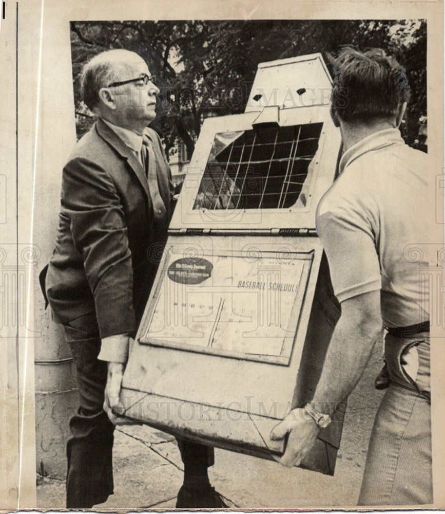 1970 Press Photo Gov Lester Garfield Maddox newsstand - Historic Images