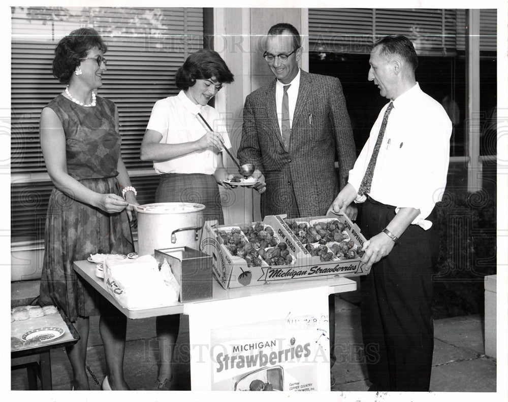 1963 Press Photo Mary Johnson Strawberry Party Smiles - Historic Images