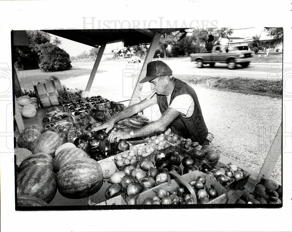 1990 Press Photo Te Milivoje Kuzmanovic Troy vegetables - Historic Images