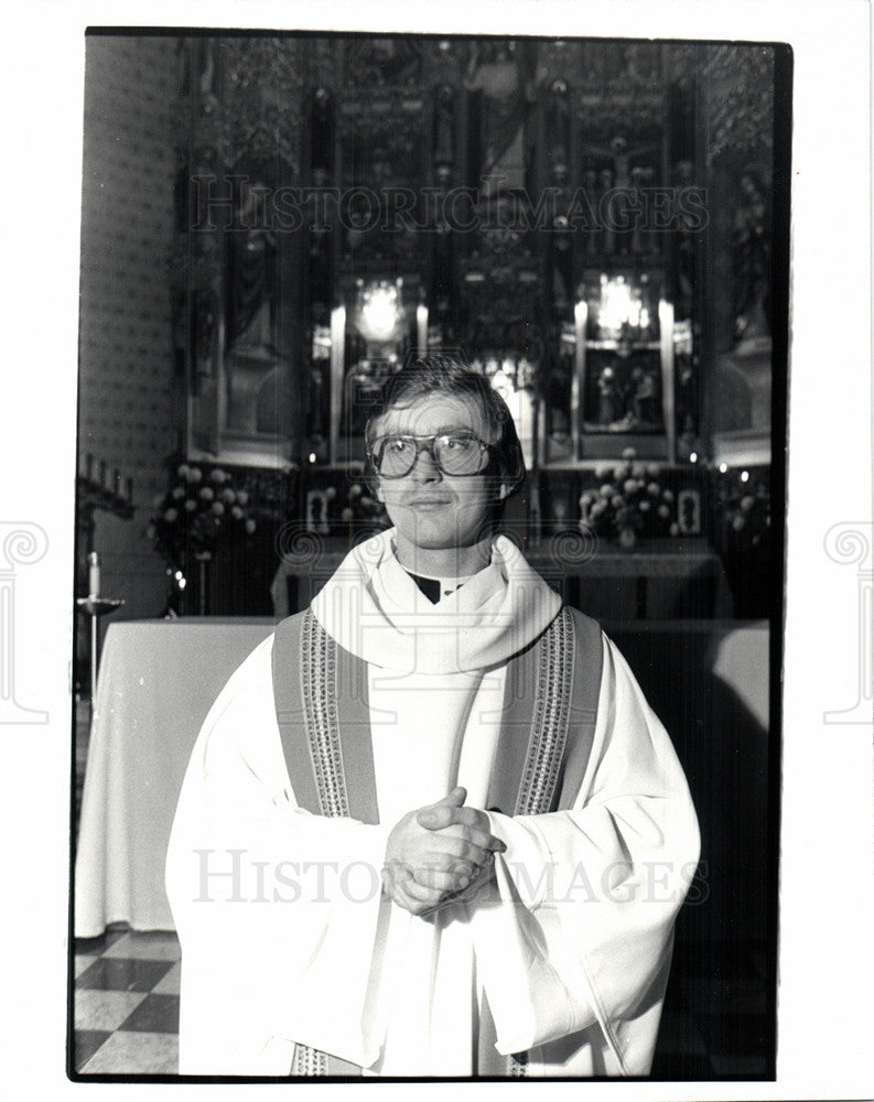 Press Photo Mike Malawy Florian Catholic priest - Historic Images