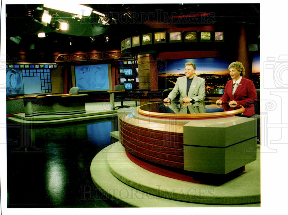 1998 Press Photo Amyre Makupson news anchor Michigan - Historic Images