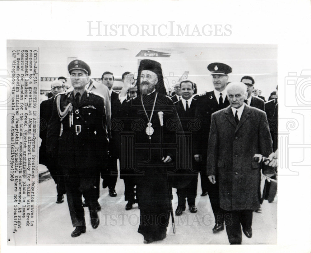 1969 Press Photo Cyprus President Makarios Waves - Historic Images