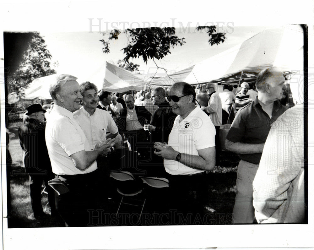 1990 Press Photo Bishop Maida farewell party Greenbay - Historic Images