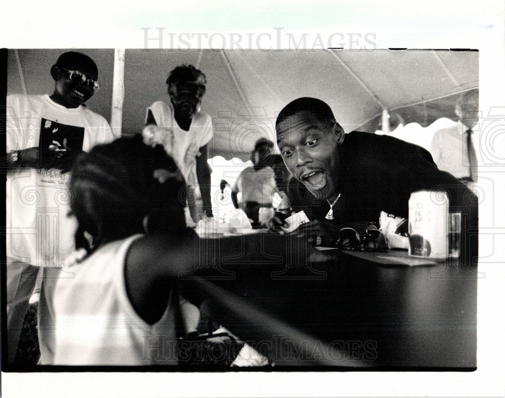 1989 Press Photo Rick Mahorn autograph Detroit Child - Historic Images