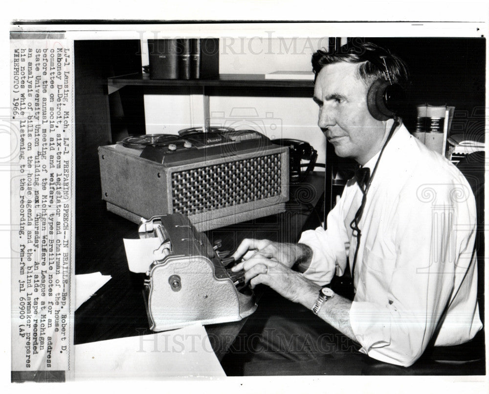 1966 Press Photo Rep. Robert D. Mahoney braille - Historic Images