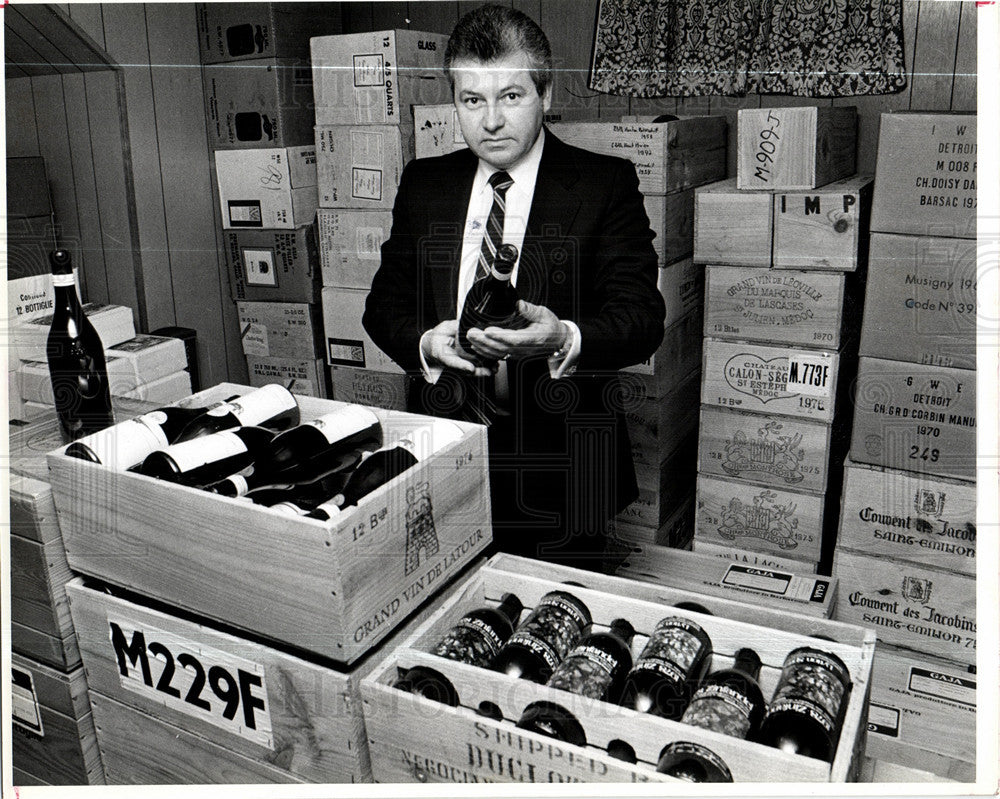 1980 Press Photo Paul Mann wine cellar collector rare - Historic Images