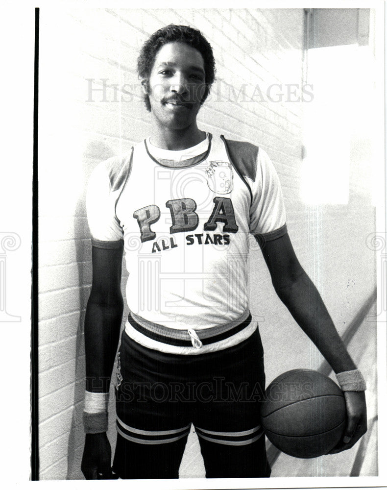 1962 Press Photo Cyrus Mann Basketball Detroit PBA - Historic Images