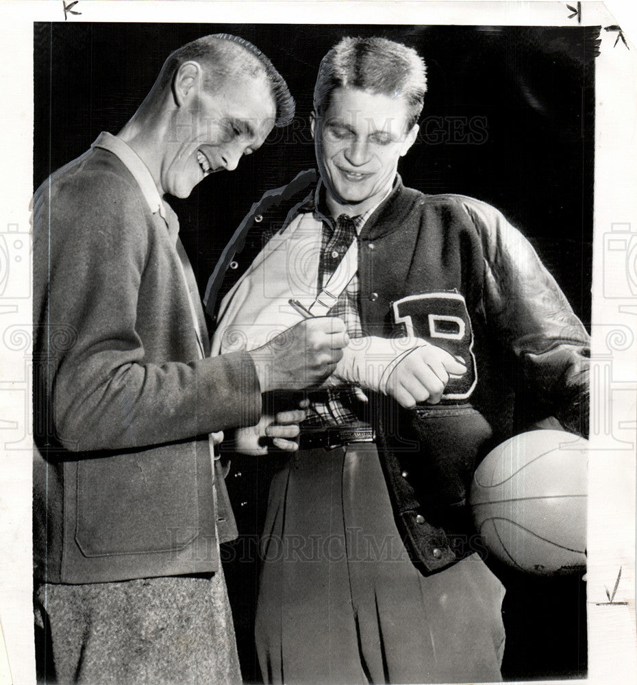 1951 Press Photo Captain Bill Man Basketball player - Historic Images