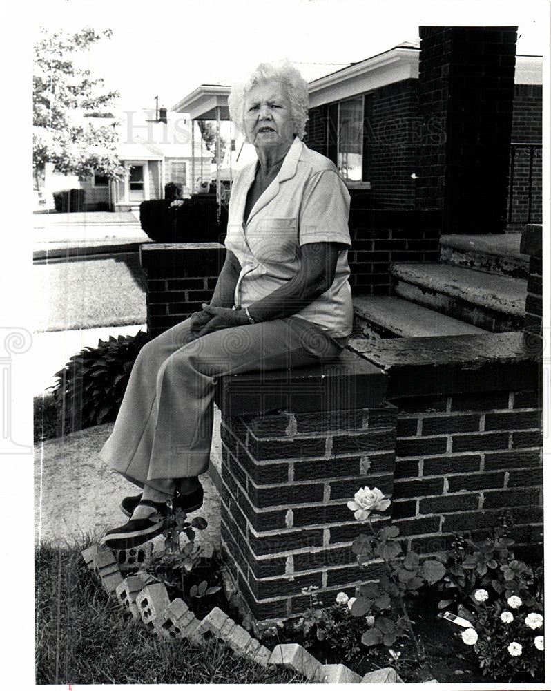 1982 Press Photo Ann Gianinni Poletown roses bloomed - Historic Images