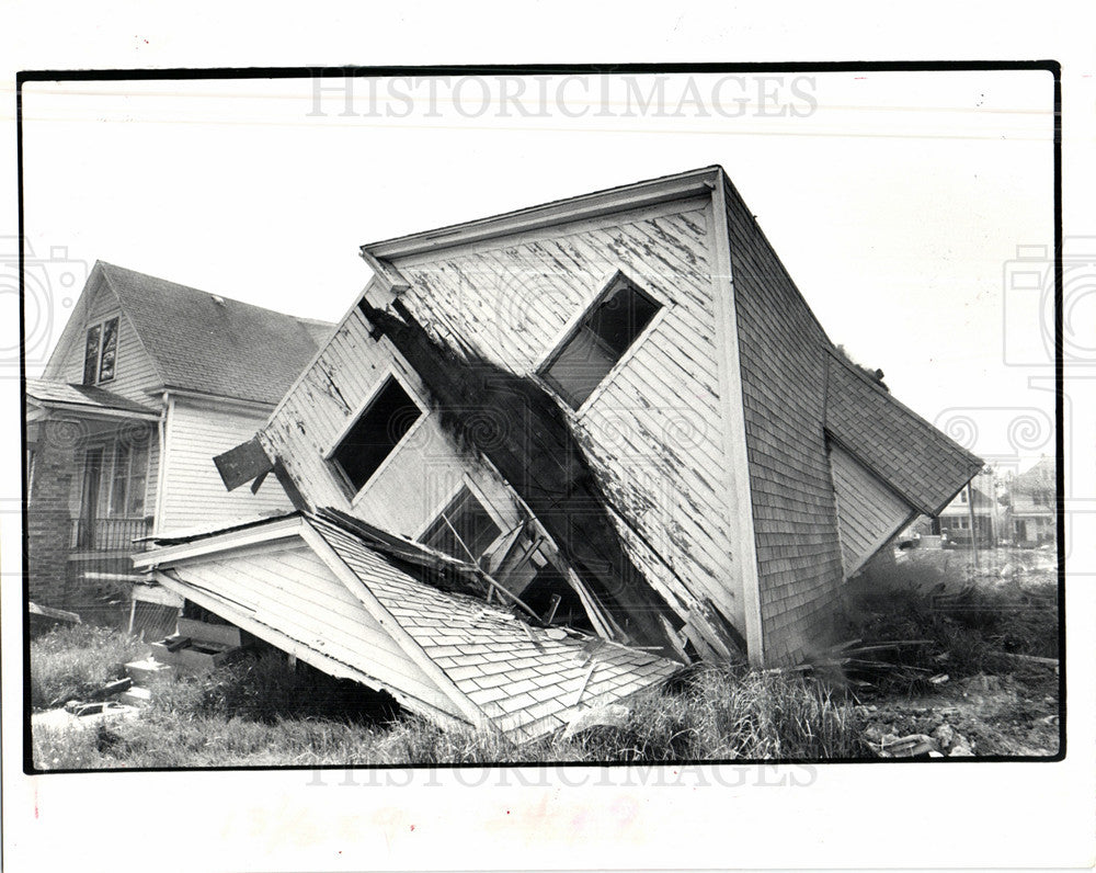 1981 Press Photo bulldozer smashed house ripped of - Historic Images