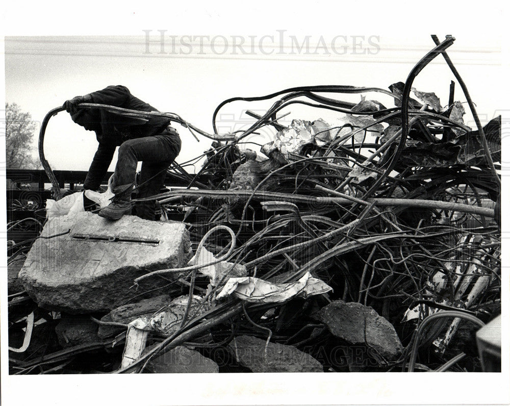 1981 Press Photo Poletown landfill scavengers debris - Historic Images