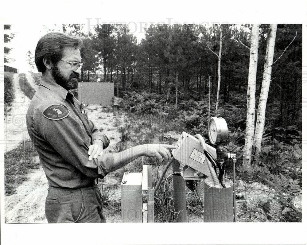 1985 Press Photo Pigeon River flow meter test water wel - Historic Images