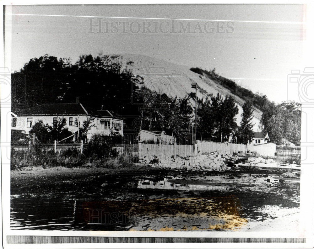 1990 Press Photo Pigeon Hill Dune Formation houses logs - Historic Images