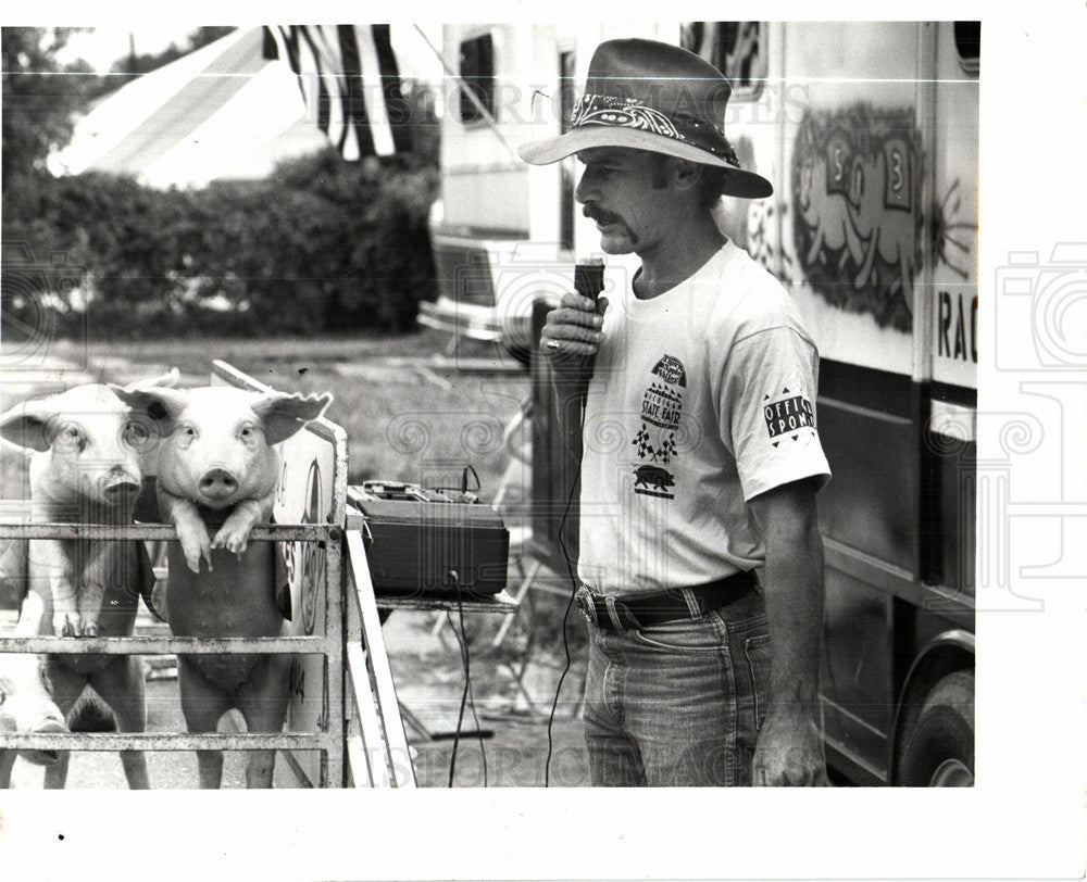 1992 Press Photo Shane Bagley coach 20 racing pigs team - Historic Images