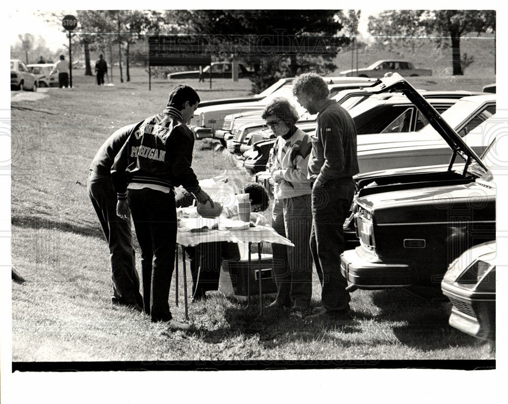 1986 Press Photo Central Michigan Stadium picnic - Historic Images